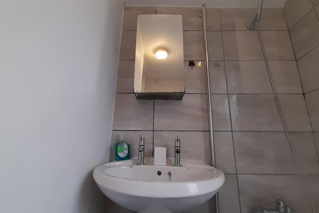 Spacious 4 Bedroom, Free Netflix, Central Location คาร์ดิฟฟ์ ภายนอก รูปภาพ