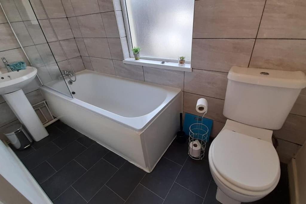 Spacious 4 Bedroom, Free Netflix, Central Location คาร์ดิฟฟ์ ภายนอก รูปภาพ