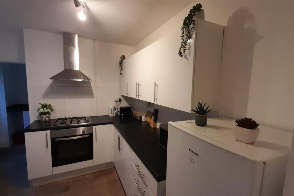 Spacious 4 Bedroom, Free Netflix, Central Location คาร์ดิฟฟ์ ภายนอก รูปภาพ