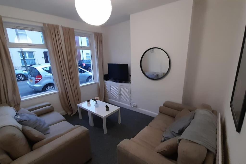 Spacious 4 Bedroom, Free Netflix, Central Location คาร์ดิฟฟ์ ภายนอก รูปภาพ