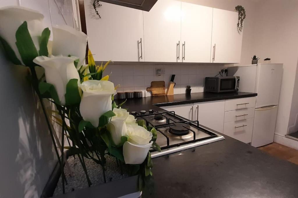 Spacious 4 Bedroom, Free Netflix, Central Location คาร์ดิฟฟ์ ภายนอก รูปภาพ