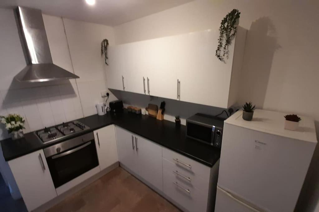 Spacious 4 Bedroom, Free Netflix, Central Location คาร์ดิฟฟ์ ภายนอก รูปภาพ