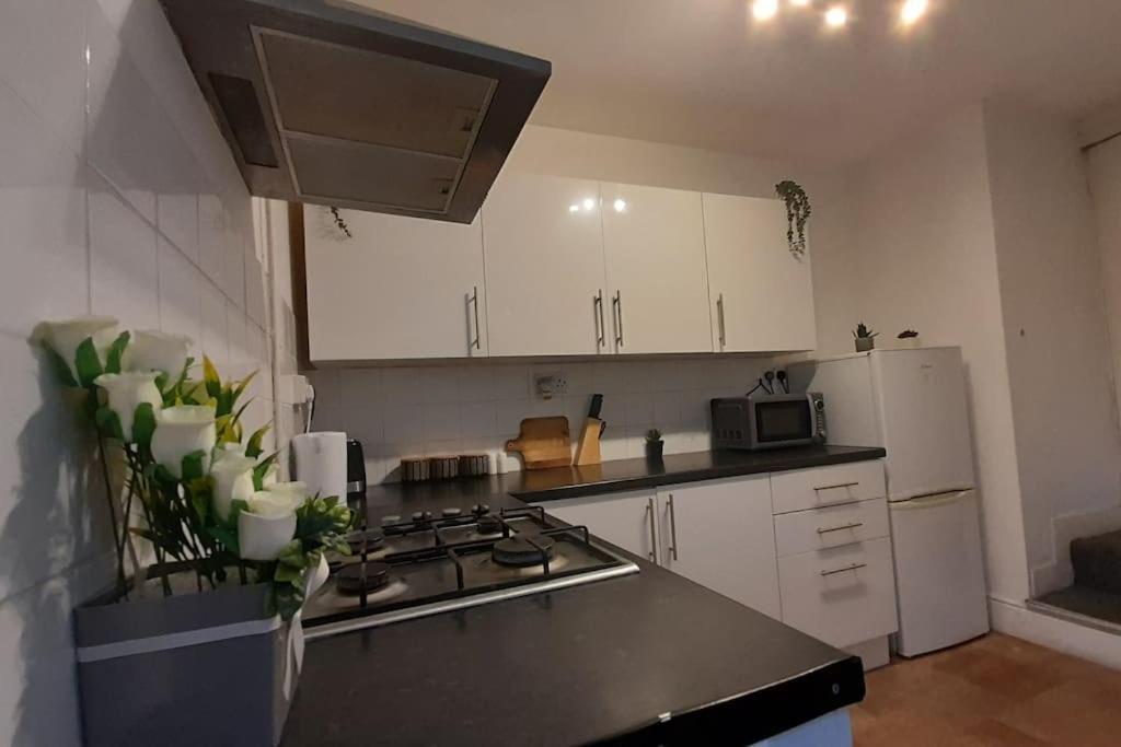 Spacious 4 Bedroom, Free Netflix, Central Location คาร์ดิฟฟ์ ภายนอก รูปภาพ
