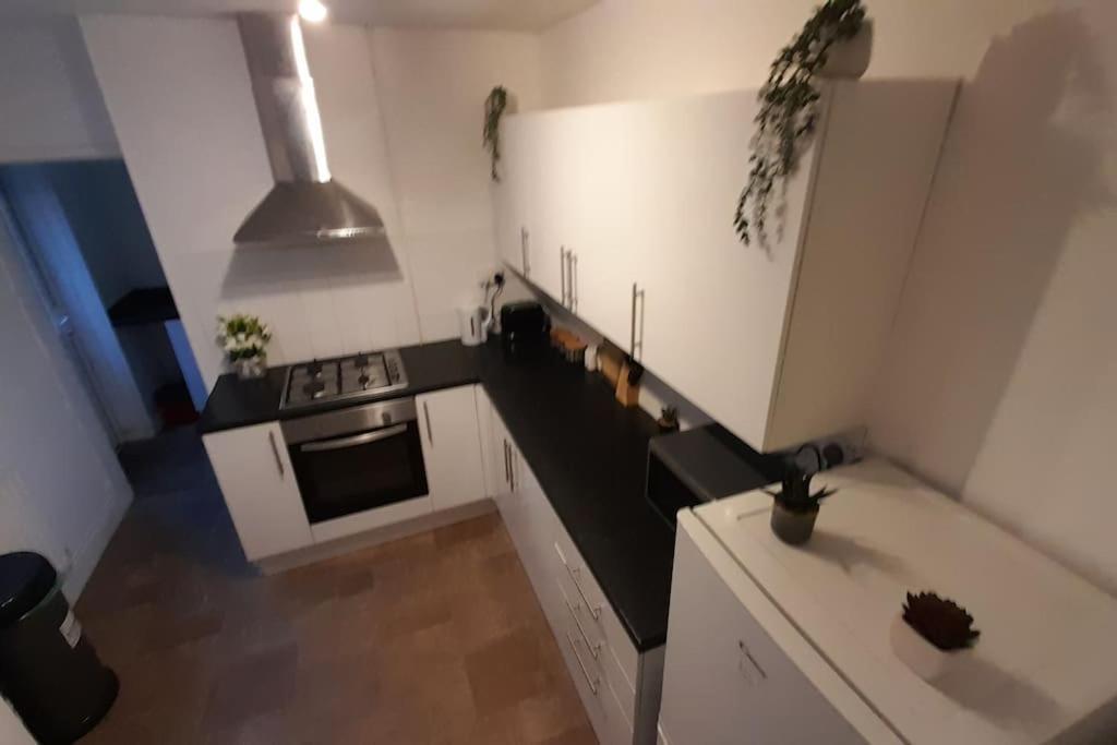 Spacious 4 Bedroom, Free Netflix, Central Location คาร์ดิฟฟ์ ภายนอก รูปภาพ