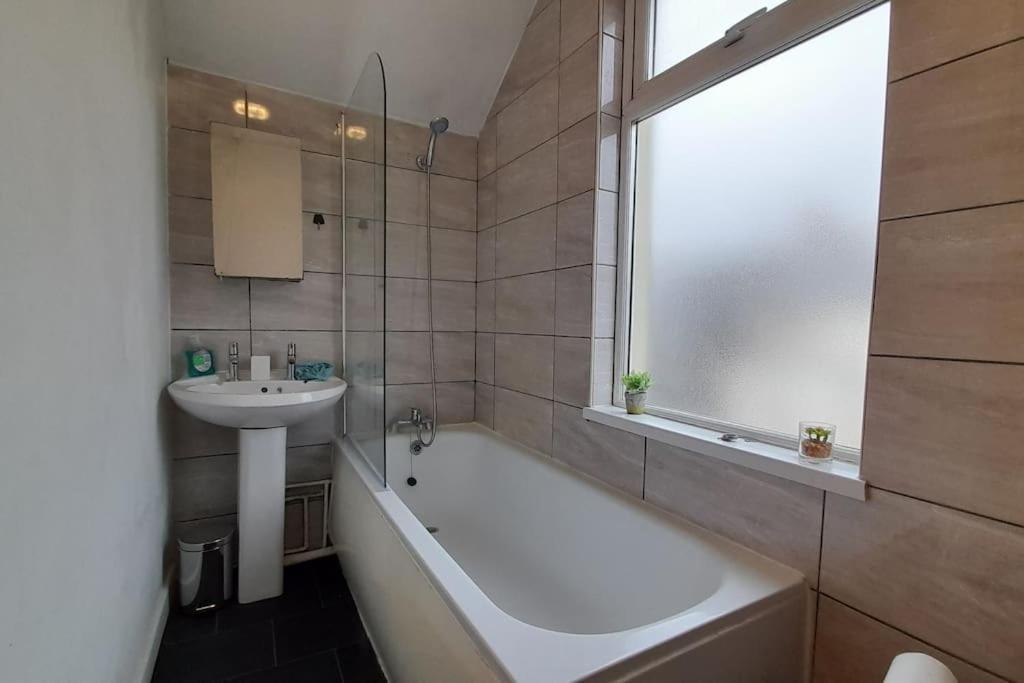 Spacious 4 Bedroom, Free Netflix, Central Location คาร์ดิฟฟ์ ภายนอก รูปภาพ