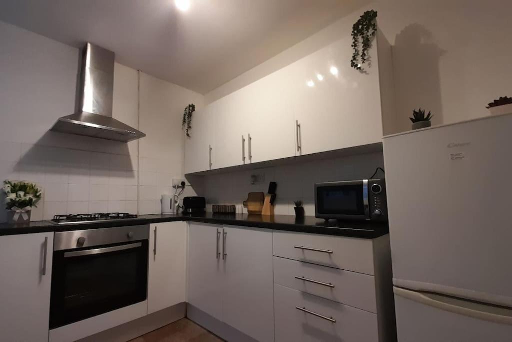 Spacious 4 Bedroom, Free Netflix, Central Location คาร์ดิฟฟ์ ภายนอก รูปภาพ